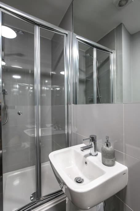 The V.I.P Suite - Sleeps 24! Best For Large Groups Liverpool Extérieur photo